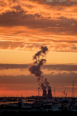 kärnkraftverk på kvällen