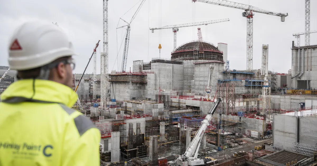 Kärnkraftsanläggning under konstruktion med betongstrukturer och kranar