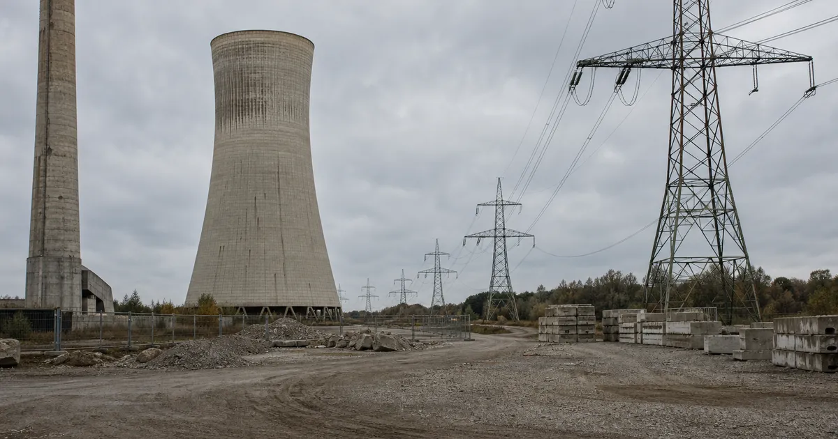 Gammal kolkraftsplats med kraftledningar förberedd för ny energiinfrastruktur