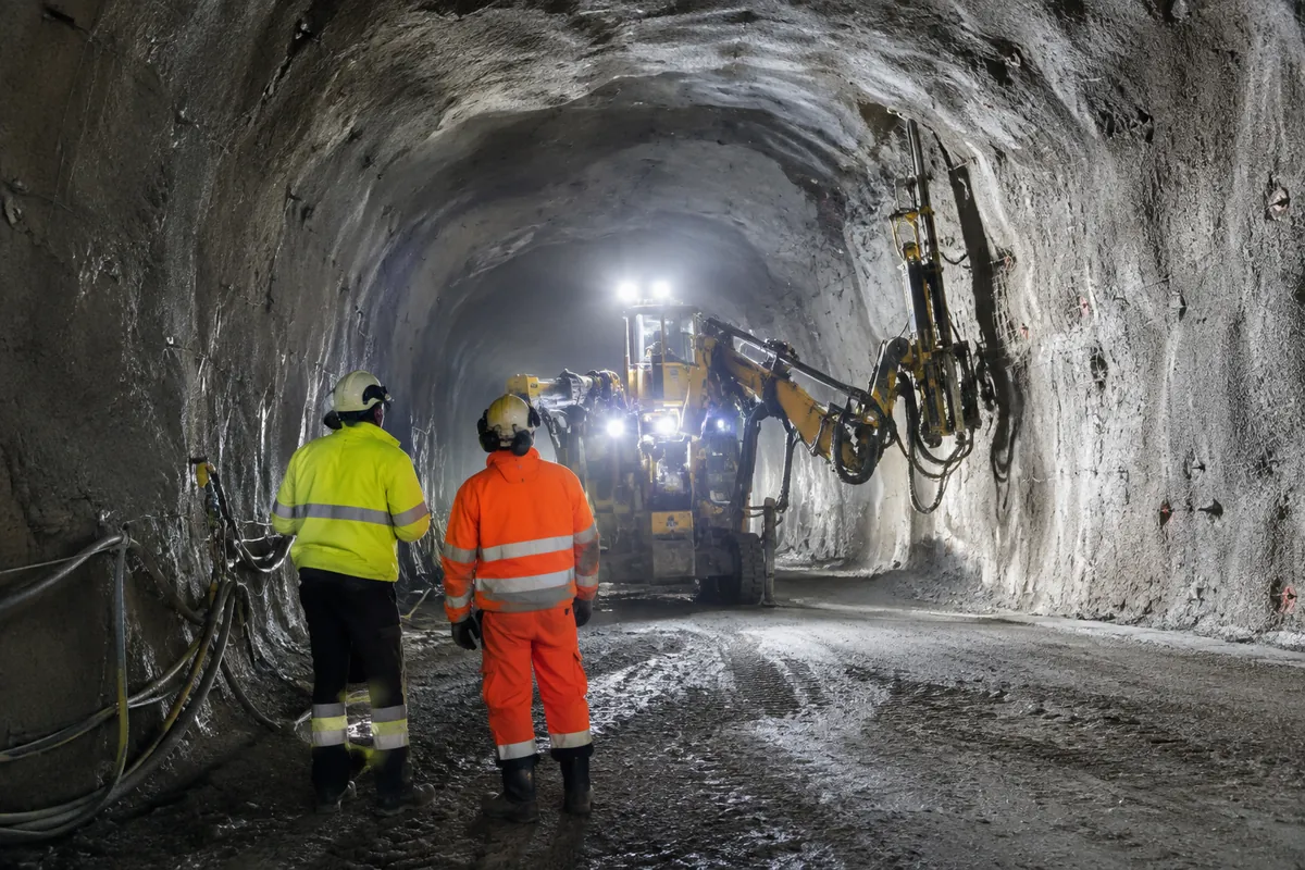 Borrigg i en nysprängd bergtunnel på stort djup