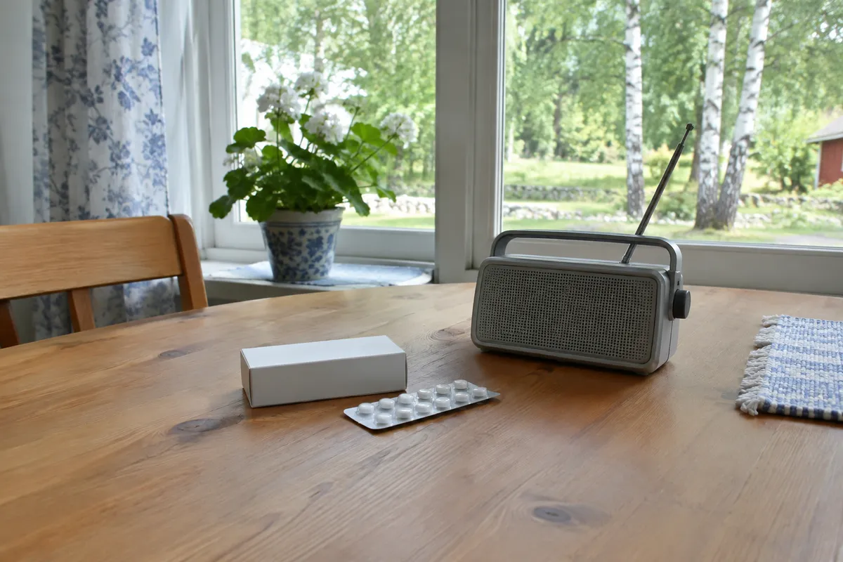 Förpackning med jodtabletter och en radio på ett köksbord i ett svenskt hem
