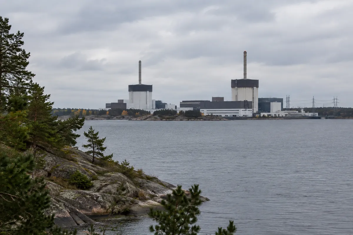 Kärnkraftverk vid Upplandskusten sett från vattnet en grå höstdag