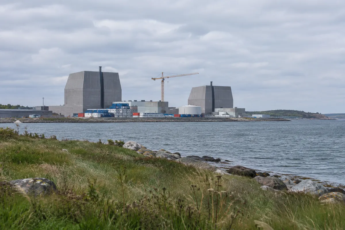 Nedlagt kärnkraftverk med två reaktorbyggnader, en byggkran och containrar för rivningsavfall